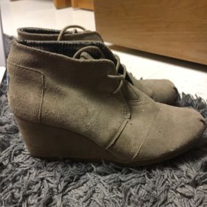 Grey/tan Tom wedges